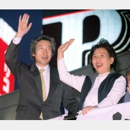 自民党総裁選の街頭演説で聴衆に手を振る小泉純一郎氏と応援の田中真紀子氏（Ｃ）共同通信社