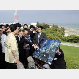 外務官僚が示した“虚偽”の「６５カイリ問題」（米軍キャンプ・シュワブの高台から辺野古の海を視察する鳩山首相）／（Ｃ）共同通信社