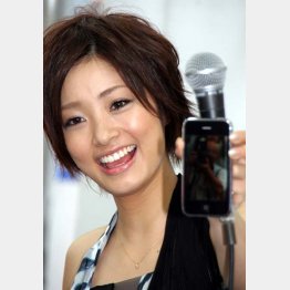 販売開始カウントダウンに登場したのは上戸彩（Ｃ）日刊ゲンダイ