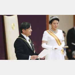「即位後朝見の儀」でお言葉を述べられる天皇陛下と皇后さま（代表撮影）