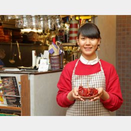 ブータン人の店員と現地の乾燥唐辛子（Ｃ）日刊ゲンダイ