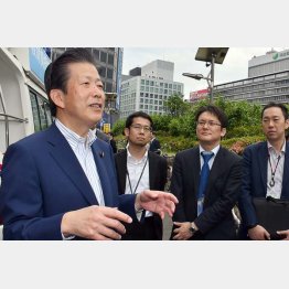 記者の取材に応じる公明党の山口那津男代表（左）／（Ｃ）日刊ゲンダイ