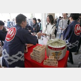 「令和」の新時代がスタート、松屋銀座では振る舞い酒が（Ｃ）日刊ゲンダイ