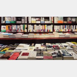 書店で手に取る楽しみも（Ｃ）日刊ゲンダイ