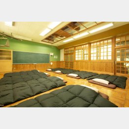 教室でおやすみなさい（さる小）／（提供写真）