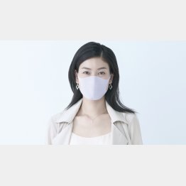 確かにスッキリ小顔に見える（Ｃ）日刊ゲンダイ