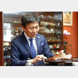 「鏡面磨き」を披露する静さん（Ｃ）日刊ゲンダイ