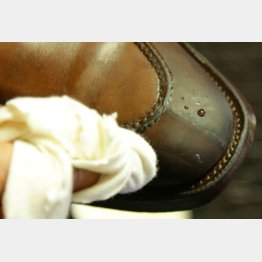 水を一滴たらすのがコツ（Ｃ）日刊ゲンダイ