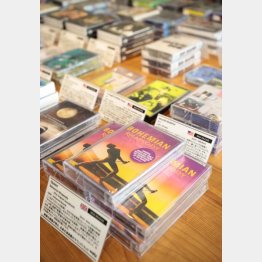 映画「ボヘミアン・ラプソディ」のサントラもカセットで手に入る（Ｃ）日刊ゲンダイ