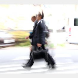 退職金も年金も、現役時代の月給に連動（Ｃ）日刊ゲンダイ