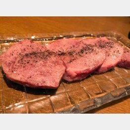 冷凍しない手切り肉のうまさ（提供写真）