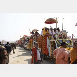 圧巻の聖者の大行進（Ｃ）日刊ゲンダイ