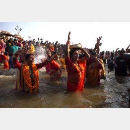 ガンジス川での沐浴は人生最大の喜び（Ｃ）日刊ゲンダイ