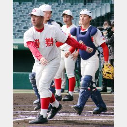 今年のセンバツ甲子園でノックを打つ中谷監督（Ｃ）日刊ゲンダイ
