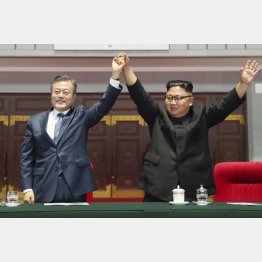 妙なプライドは捨てるべきだが…（韓国の文在寅大統領と北朝鮮の金正恩朝鮮労働党委員長＝右）／（平壌写真共同取材団・共同）