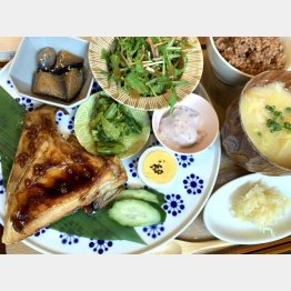 ブリカマの麦麹のせ照り焼きのお魚プレート（Ｃ）日刊ゲンダイ