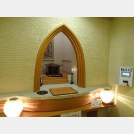 カードを入れると自動で運ばれてくる（春慶寺）（Ｃ）日刊ゲンダイ