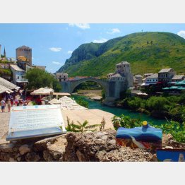 ボスニアの古都モスタルのスタリ・モスト橋。橋の下を流れるネレトバ川はエメラルドグリーン（撮影）歩りえこ