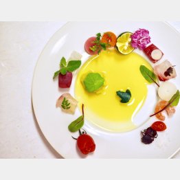 夕食の「おとぎ会席」（提供写真）