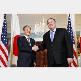 ホワイトハウスで厚遇される菅官房長官（右はポンペオ国務長官）／（Ｃ）共同通信社