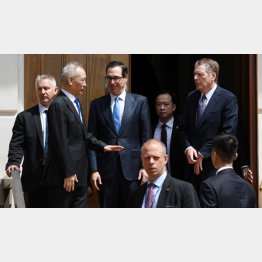 米中は協議を継続するとしているが…（中国の劉鶴副首相＝左、ライトハイザー米通商代表＝右とムニューシン財務長官＝中央）／（Ｃ）ロイター