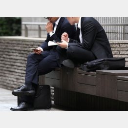 “休憩返上”で業務をこなすしかない…（Ｃ）日刊ゲンダイ