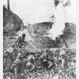 日常の倫理観は一変（日本軍は太平洋戦争早々当時米国領であったフィリピンに侵攻、レヒドール島の敵トーチカを攻撃する日本軍火炎放射部隊）／（Ｃ）共同通信社