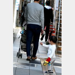将来はこの子の扶養に（写真はイメージ）（Ｃ）日刊ゲンダイ
