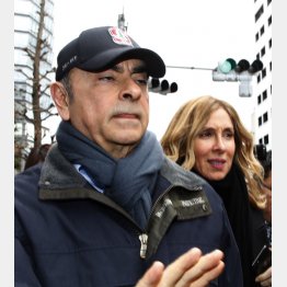 最初の保釈時のゴーン被告と妻のキャロルさん（Ｃ）日刊ゲンダイ