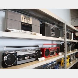 お店にはレトロなラジカセも売られている（Ｃ）日刊ゲンダイ