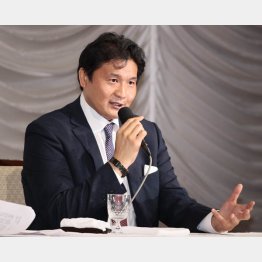 「御縁会」発起人には政治家が並んでいる（19日、会見する貴乃花光司氏）／（Ｃ）日刊ゲンダイ