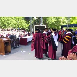 米モアハウス大学卒業式での大富豪ロバート・スミス氏（右3）／（Ｃ）ロイター