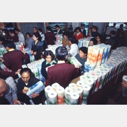 1973年、トイレットペーパーを求める客でスーパーは大混乱（Ｃ）共同通信社