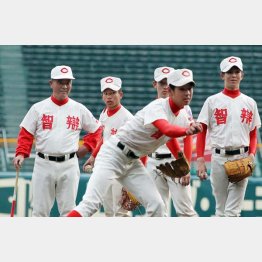 部員の練習を見守る筆者（左）／（Ｃ）日刊ゲンダイ