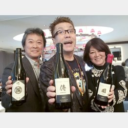 「シャトー・イガイタカハ」のオーナー・杉本隆英さん美代子さん夫妻と／（提供写真）