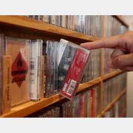 新譜もカセットテープで並ぶ（Ｃ）日刊ゲンダイ