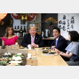 炉端焼き店で仲良く夕食（トランプ米大統領夫妻と安倍首相夫妻＝右）／（Ｃ）ロイター