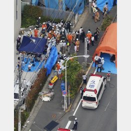 スクールバスが狙われた（共同通信社ヘリから）