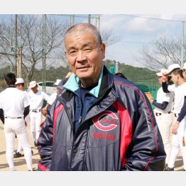 現在も時折、グラウンドに顔を出している（Ｃ）日刊ゲンダイ