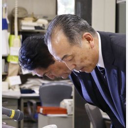 記者会見で謝罪し、頭を下げる西武信用金庫の高橋一朗新理事長（手前）／（Ｃ）共同通信社
