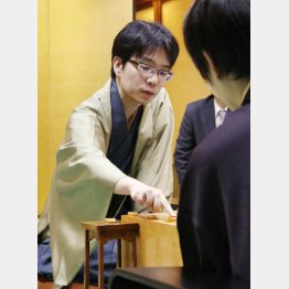 佐藤天彦名人（手前）を破り、名人位を獲得した豊島将之二冠（Ｃ）共同通信社
