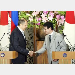 飯倉公館で会談（代表撮影）