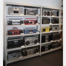 店内にはラジカセもズラリ（Ｃ）日刊ゲンダイ