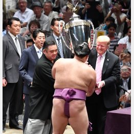 密約までバクロされた（大相撲観戦でご機嫌なトランプ米大統領と安倍首相）／（Ｃ）JMPA