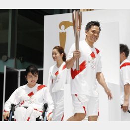 大ハシャギ（右は公式アンバサダーの野村忠宏氏）／（Ｃ）共同通信社