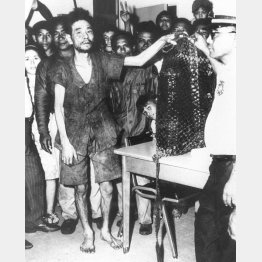 １９７２年、終戦２７年後に発見された当時の横井庄一さん。「恥ずかしながら生きながらえ、帰ってまいりました」と羽田空港で第一声を。（Ｃ）共同通信社