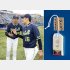 連敗を止めた原の好投をたたえる小川監督と５月２９日から神宮の一塁ベンチに貼られた「勝守」（右）／（Ｃ）共同通信社