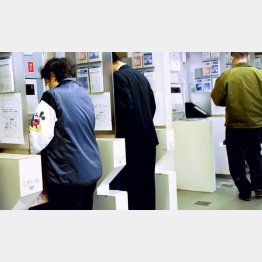 個人金融資産の68％が60歳以上。スマホでなく銀行店舗に赴く（Ｃ）日刊ゲンダイ