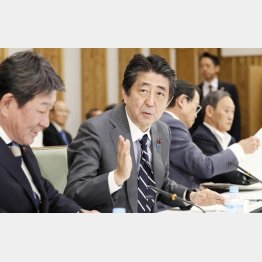 すべてがつけ焼き刃のゴマカシでやる気ナシ！（安倍首相）／（Ｃ）共同通信社