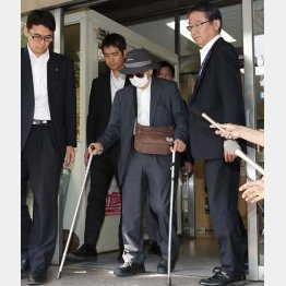 任意の事情聴取を終え、警視庁目白署を出る飯塚幸三（中央）（Ｃ）共同通信社